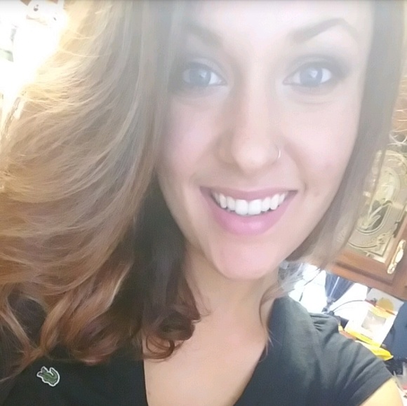 Meet your Posher, Amanda - Picture 1 of 3